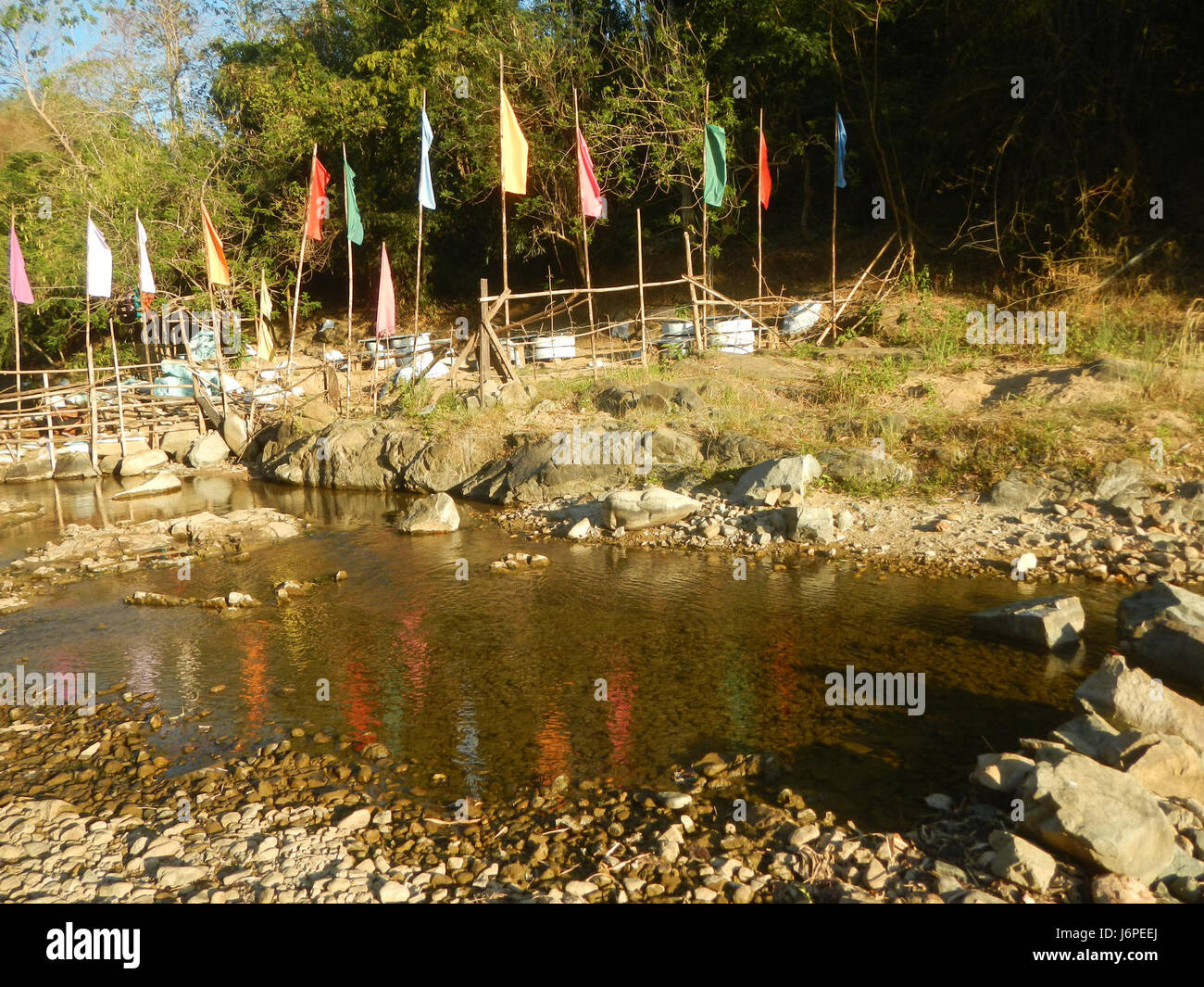 Aus der Vogelperspektive auf die Akle Bridge und die nahe gelegenen Flussorte in San Ildefonso, Bulacan, Philippinen. Stockfoto
