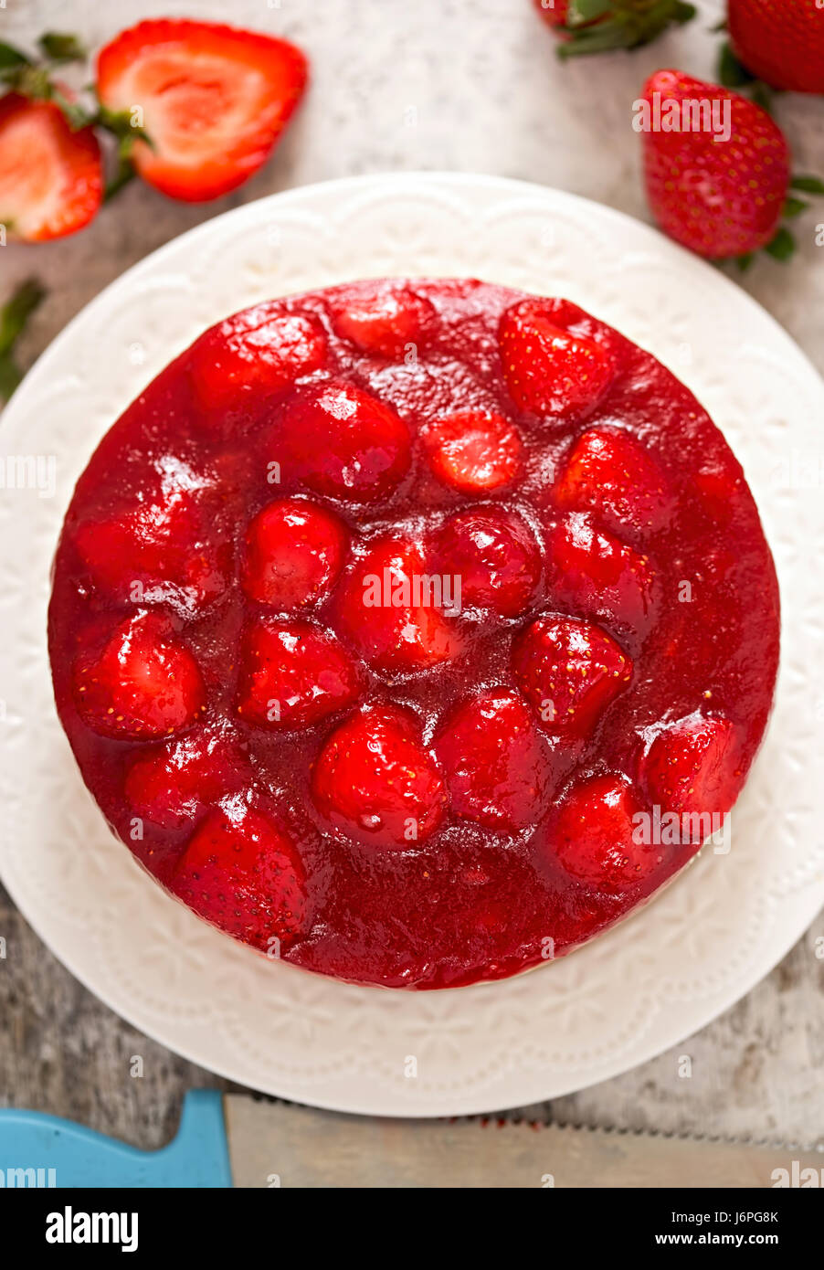 Erdbeer-Käsekuchen auf Mürbeteig Stockfoto