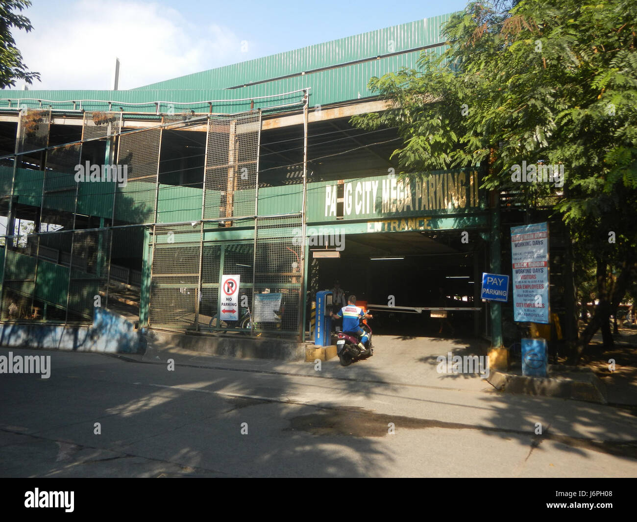 Das Pasig City Hall Compound von 08060 umfasst kommunale Regierungsbüros, einen Parkplatz und andere Einrichtungen, die als Verwaltungszentrum von Pasig City, Metro Manila, dienen. Stockfoto