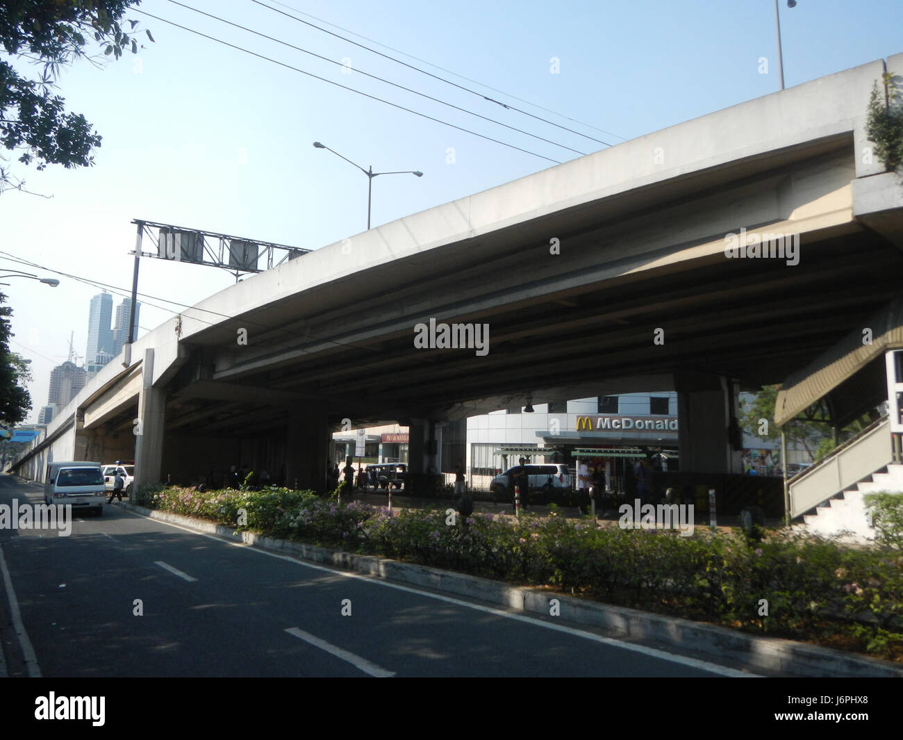 Karte mit der Buslinie 08783 durch Urdaneta, Makatis Central District, einschließlich Buendia, Gil Puyat Avenue und Bel-Air MRT Station 14. Stockfoto