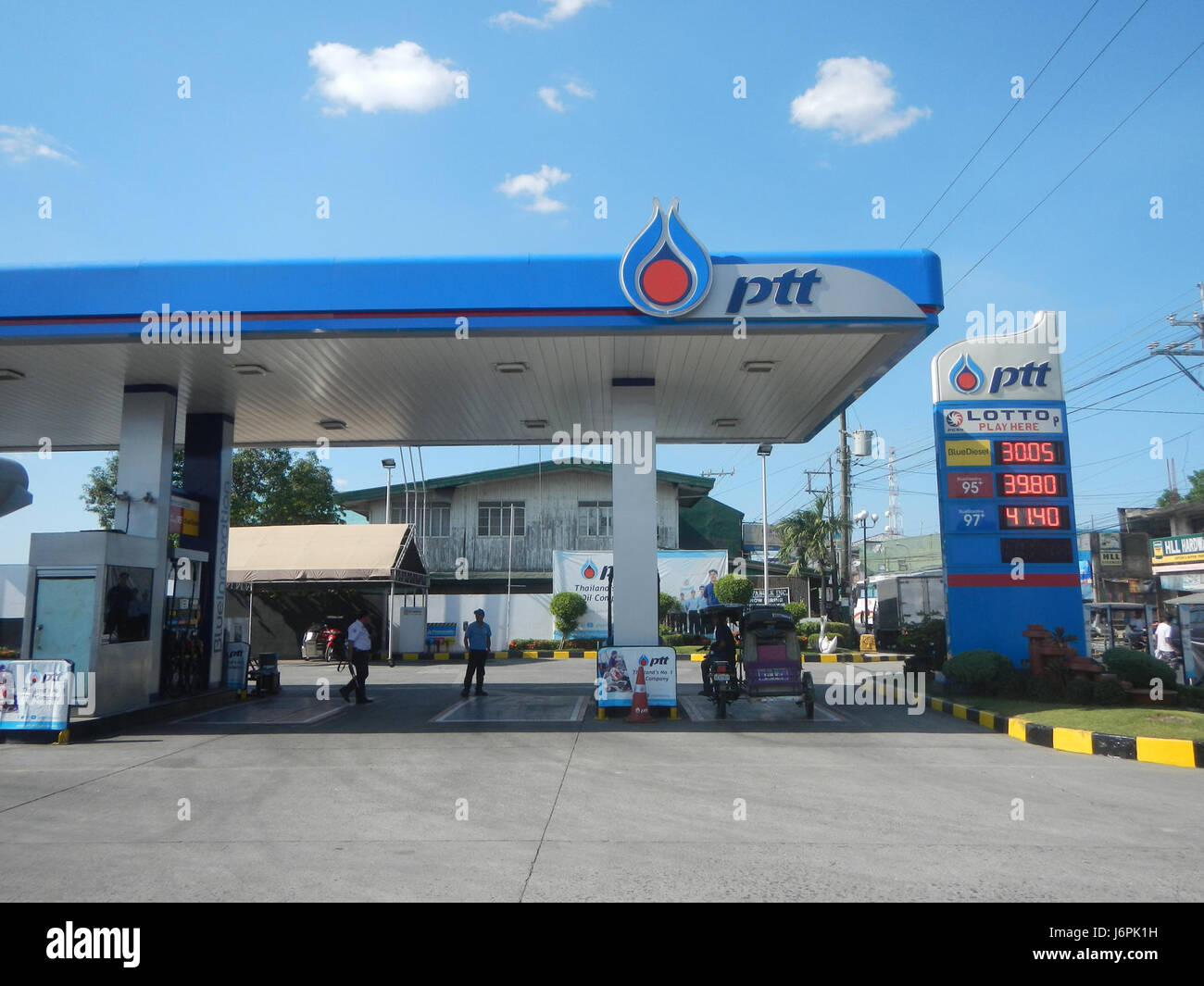 Dieser Eintrag bezieht sich auf die Gemeindestraßen in San Rafael, Bulacan, die die Infrastruktur für die Entwicklung der Region darstellen. Diese Straßen verbinden verschiedene Baranggays, erleichtern den Verkehr und tragen zum lokalen Wachstum bei. Stockfoto