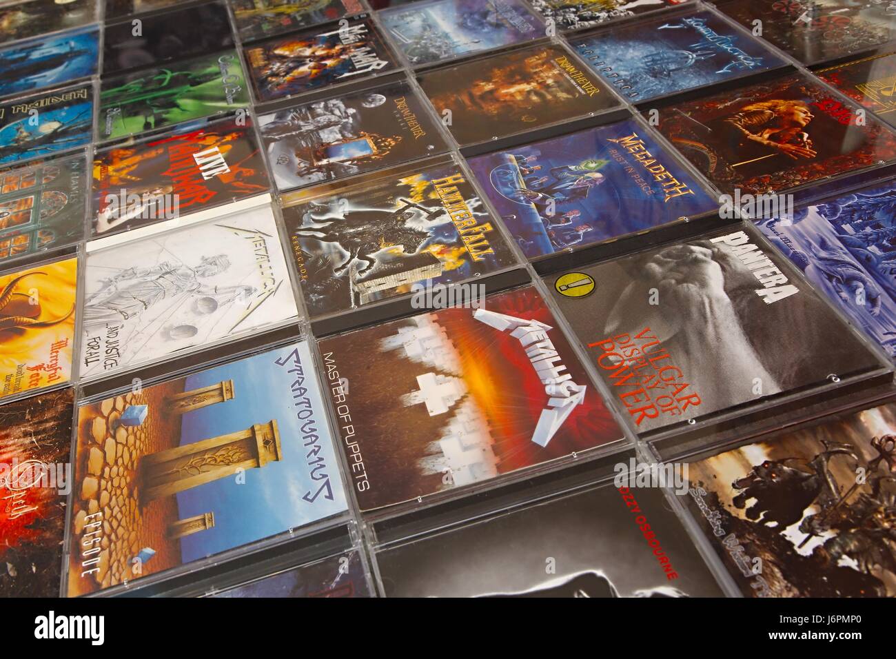 BUDAPEST, Ungarn - 14. September 2016: Heavy Metal Musik-CDs aus verschiedenen bands Stockfoto