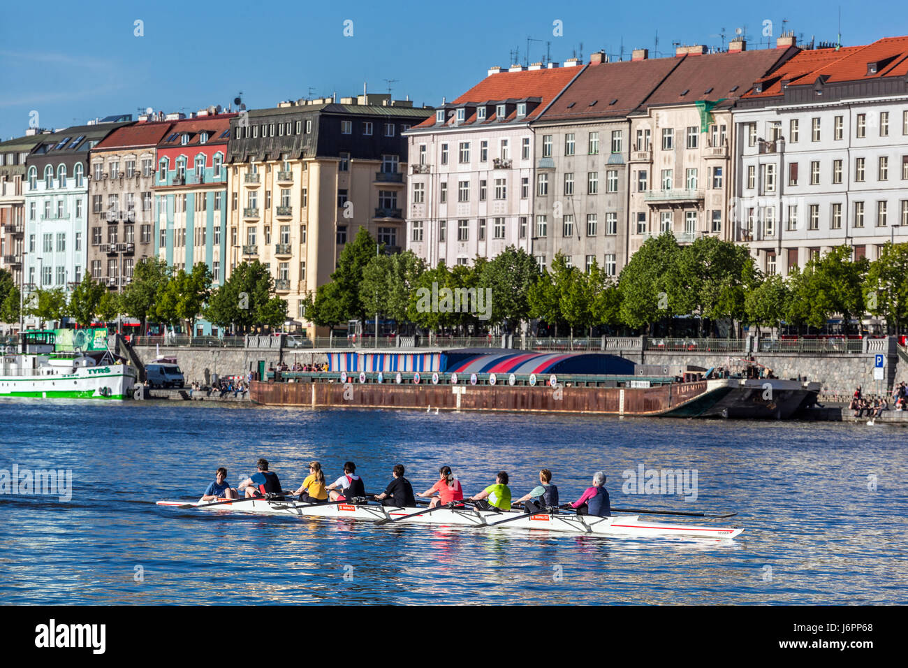 Luxuriöse Wohnhäuser Gebäude am Flussufer Menschen Rudern Rennboot Eights Moldau Fluss Rasinovo Nabrezi, Prag Appartement Flusshäuser Stadtbild Stockfoto