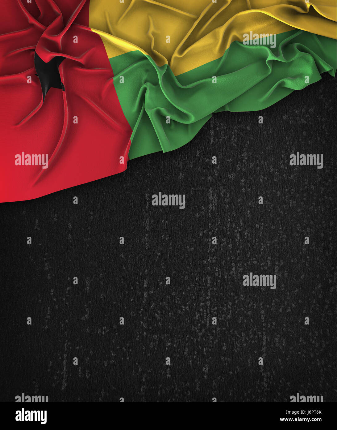 Guinea-Bissau Flagge Vintage auf eine Grunge schwarze Tafel mit Platz für Text Stockfoto