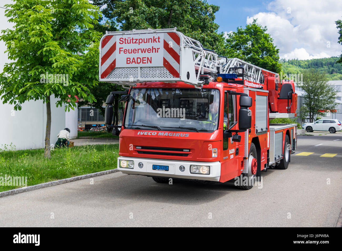 Iveco Magirus 160E30 Plattenspieler Leiterwagen einer Schweizer Feuerwehr. Leiter und Plattform eingefahren. Stockfoto