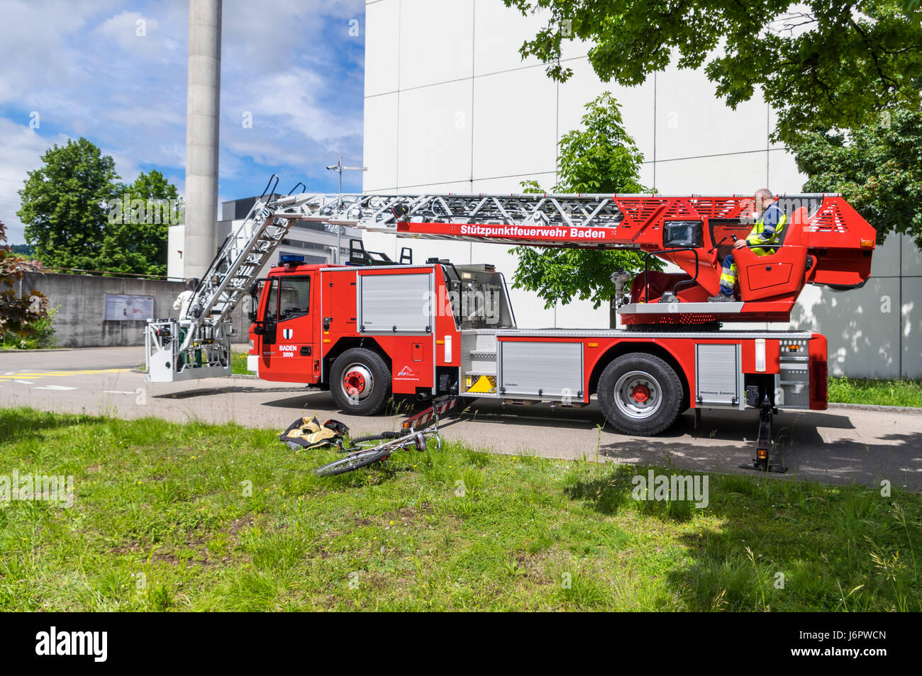 Seitlicher Blick auf einen Leiterwagen einer Schweizer Feuerwehr Iveco  Magirus 160E30 Plattenspieler. Ausleger/Buchsen erweitert, aber Leiter noch  eingefahren Stockfotografie - Alamy