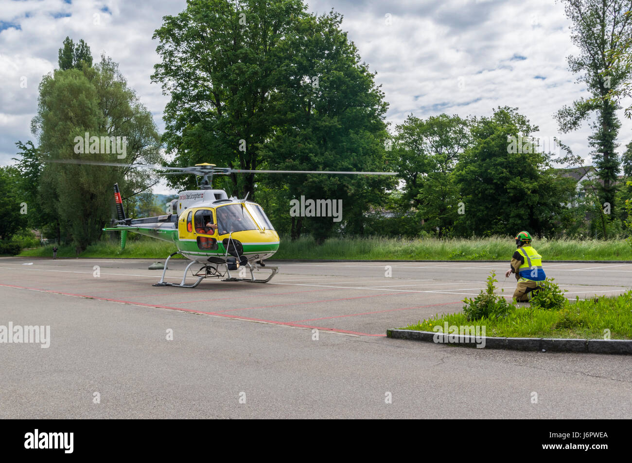 Aérospatiale/Eurocopter AS350 B3 'Écureuil' (Airbus Hubschrauber H125) Landung auf einem Parkplatz. Hubschrauber von Swiss Helicopter AG betrieben. Stockfoto