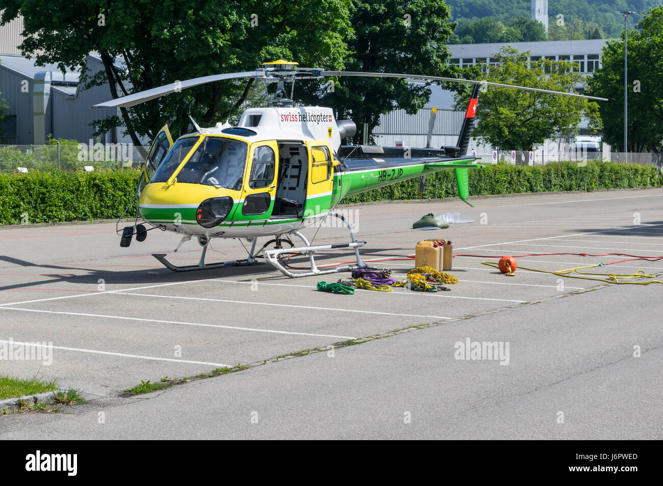 Aérospatiale/Eurocopter AS350 B3 'Écureuil' (Airbus Hubschrauber H125) landete auf einem Parkplatz, bereit für die Güterbeförderung. Swiss Helicopter AG Livree. Stockfoto