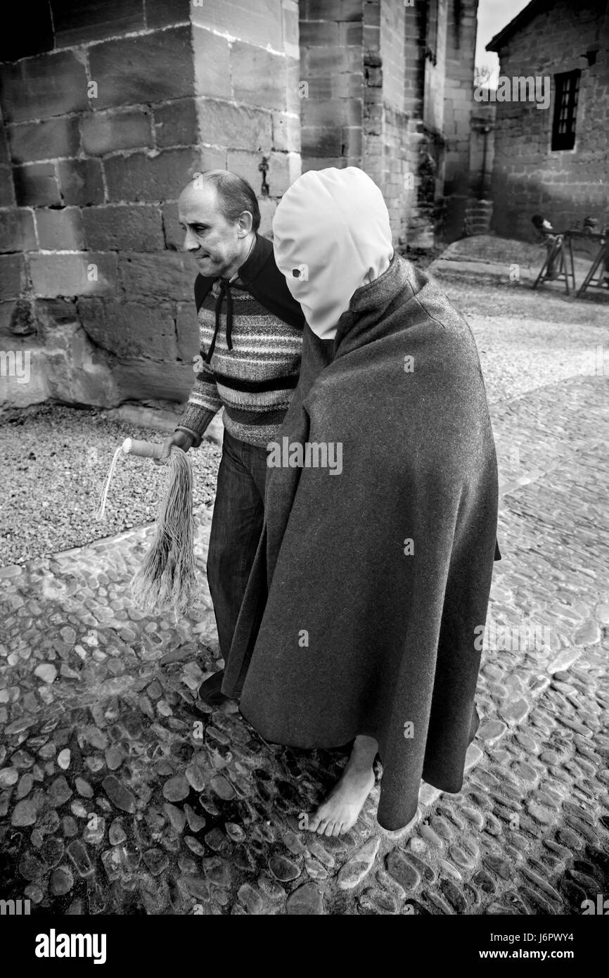 SAN VICENTE DE LA SONSIERRA, Spanien - Freitag, 6 APRIL Karfreitag: Mann durch Selbstgeißelung während Ostern Heiligen Prozession am 6. April Buße, Stockfoto