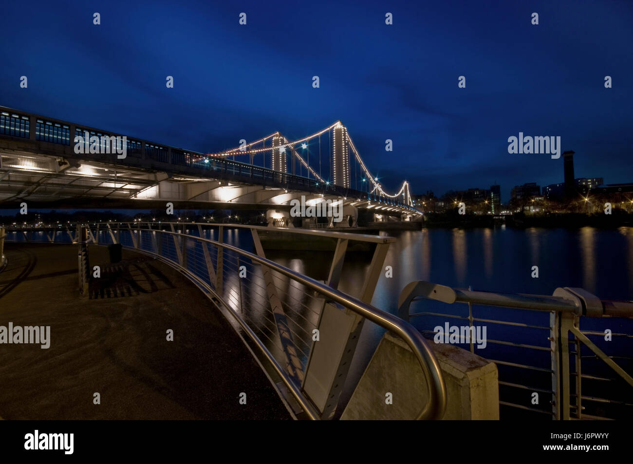 London: Chelsea Bridge bei Nacht Stockfoto