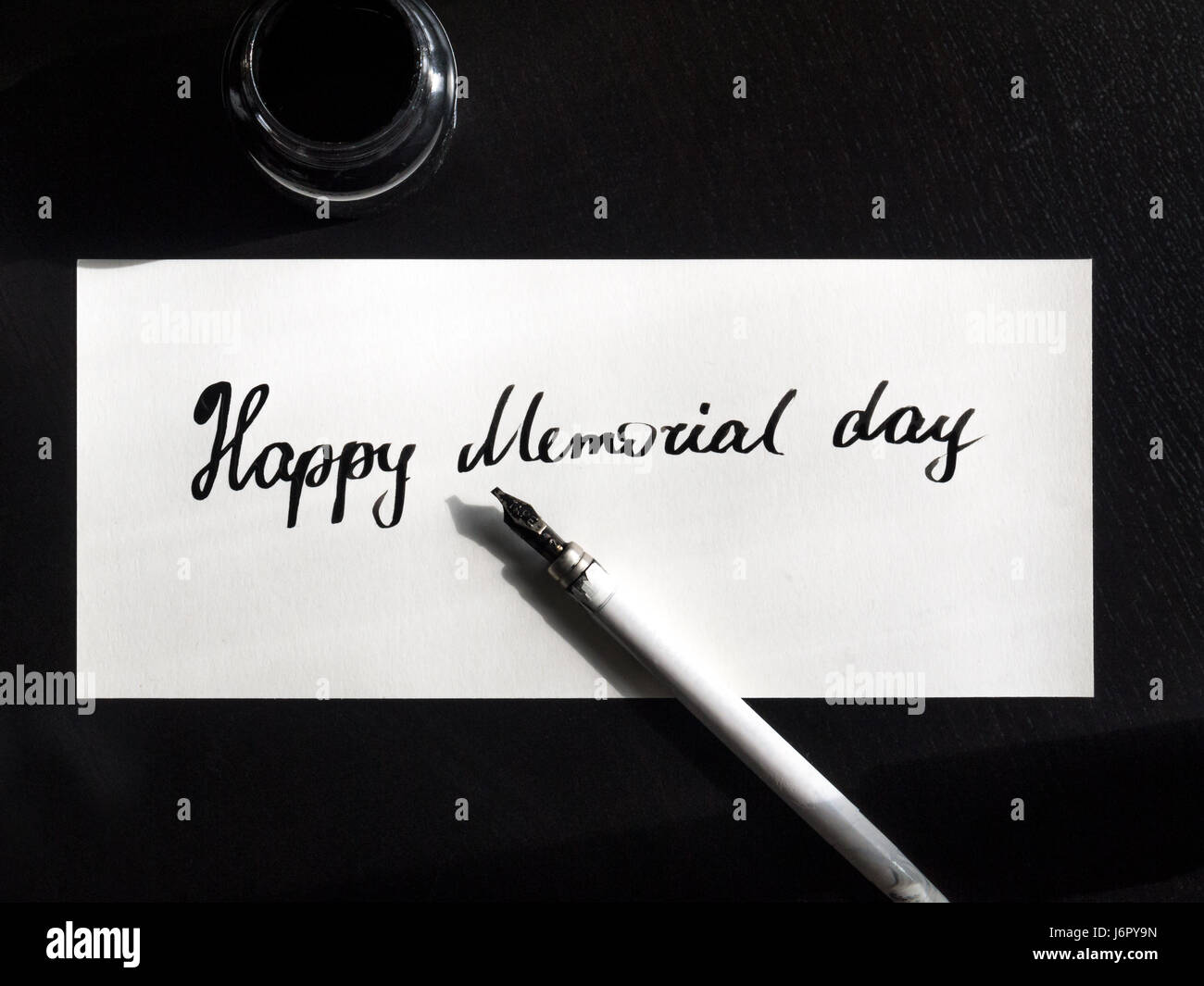 Glücklich Memorial Day Kalligraphie und Schriftzug Postkarte. Ansicht von oben. Kleine Buchstaben. Stockfoto