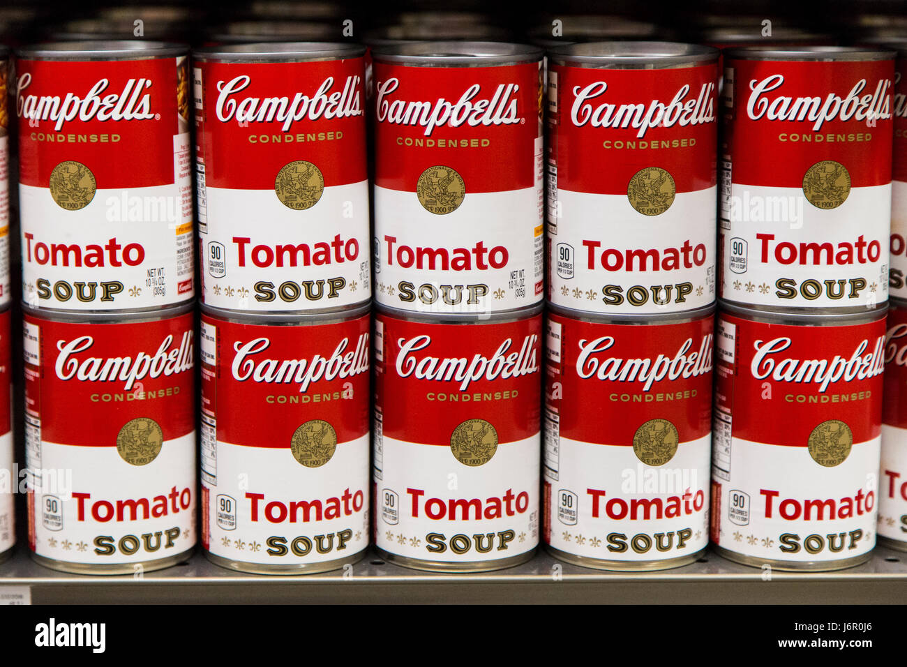 Reihen von Campbell's Marke condensed Tomato Soup Dosen in den Regalen der ein Lebensmittelgeschäft Stockfoto