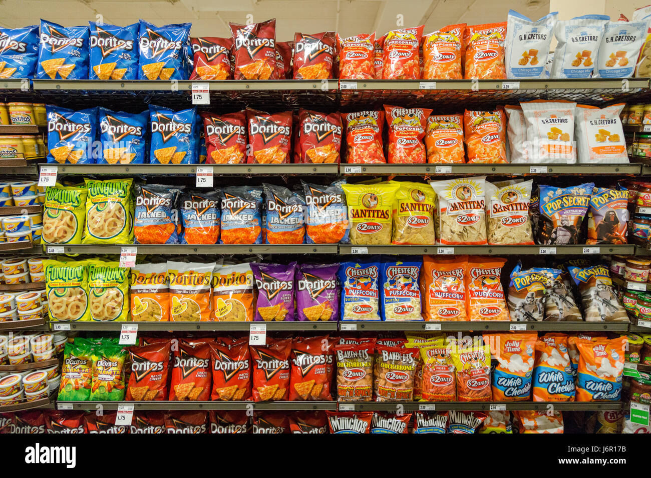 Supermarkt Regale mit Taschen von Junk Food Snacks zum Verkauf Stockfoto