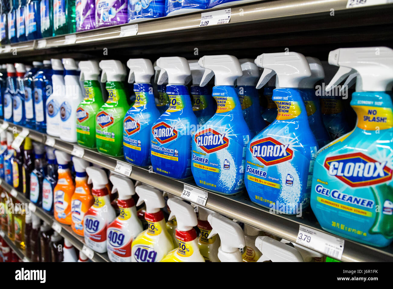 Flaschen von Clorox gel Reinigungsspray auf ein Lebensmittelgeschäft Regal Stockfoto