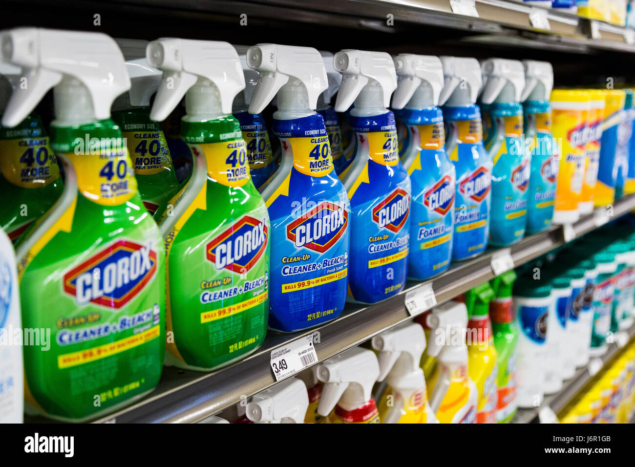 Flaschen der Marke Spray Reinigungsmittel auf ein Lebensmittelgeschäft Regal Stockfoto