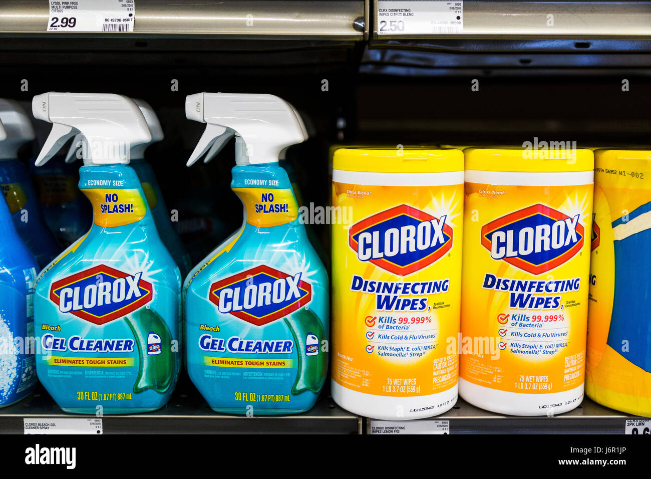 Flaschen von Clorox Marke spray Reinigungs- und Desinfektionstücher auf ein Lebensmittelgeschäft Regal Stockfoto