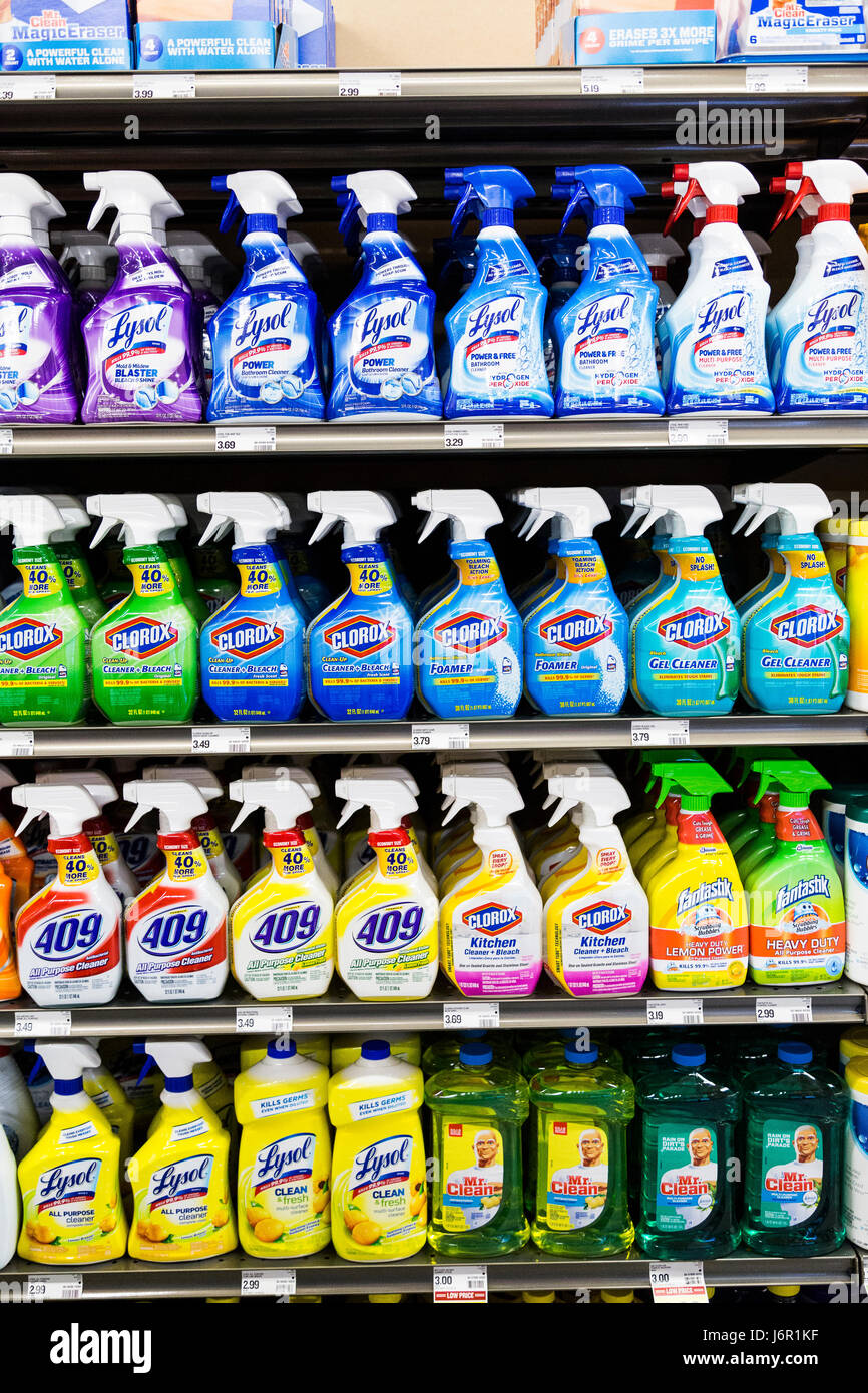 Flaschen der Marke Spray Reinigungsmittel auf ein Lebensmittelgeschäft Regal Stockfoto