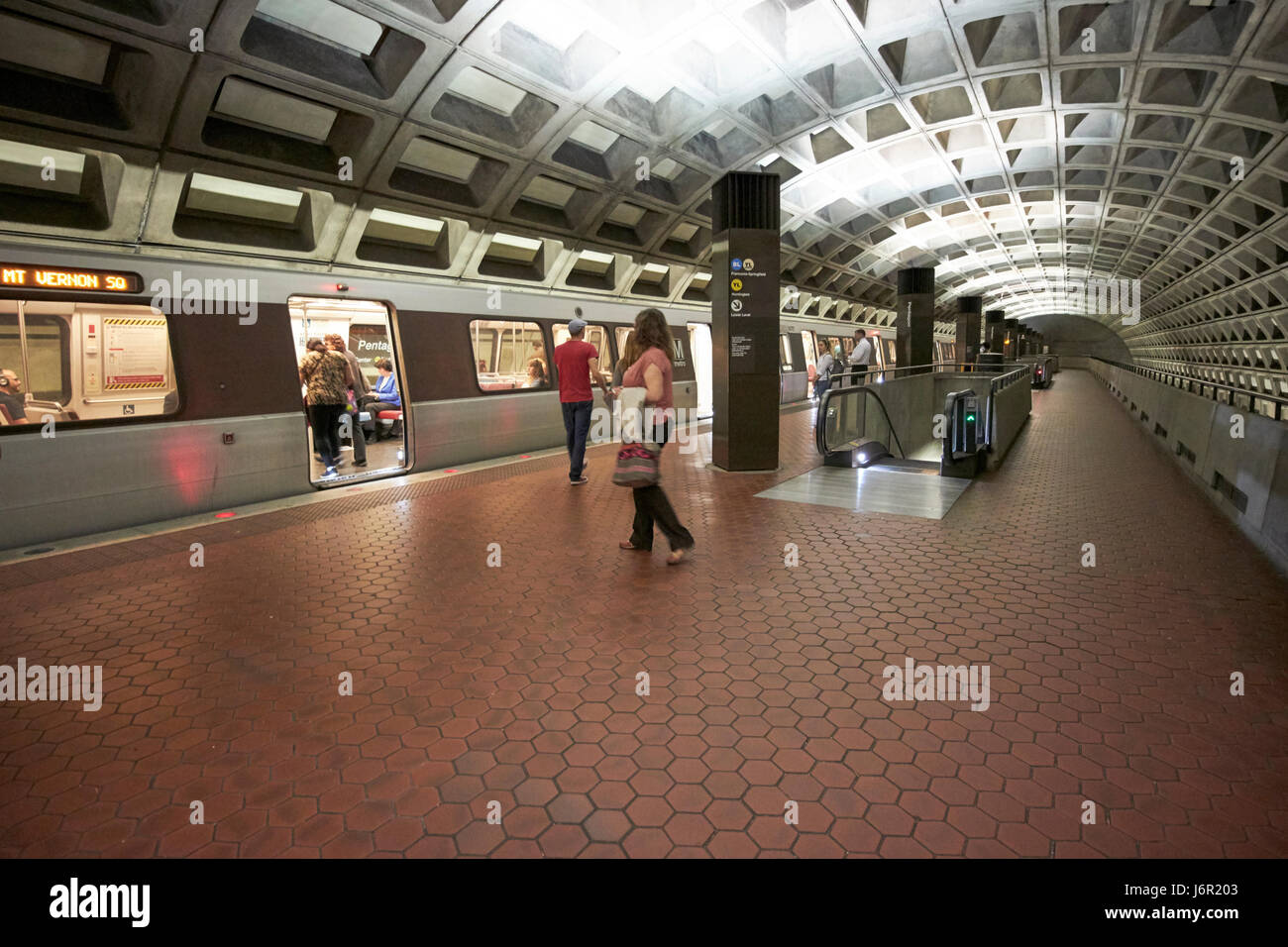 Metro u-Bahn Zug System am Pentagon Bahnhof Washington DC USA Stockfoto