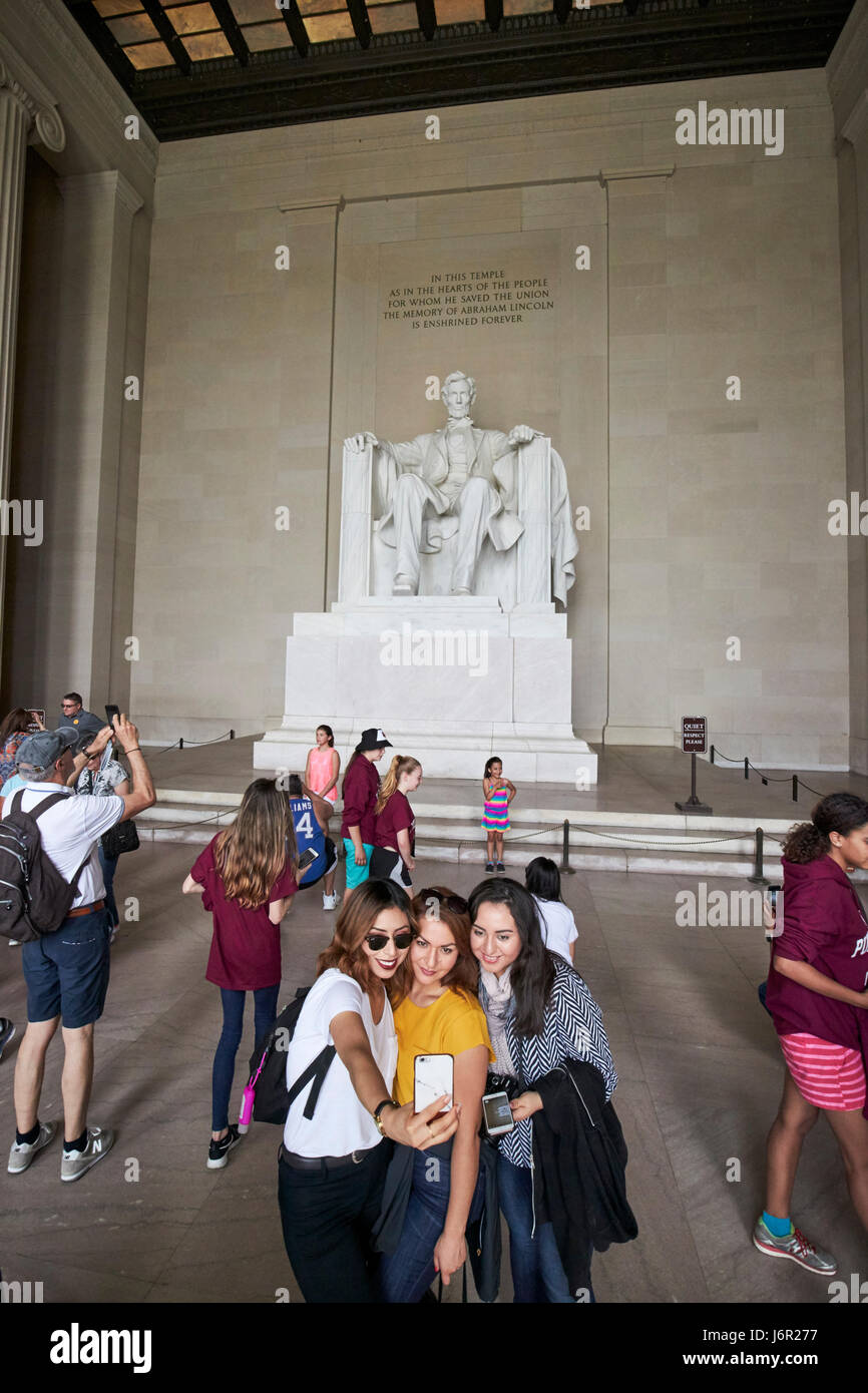 Touristen, die unter Selfies im Inneren des Lincoln Memorial Washington DC USA Stockfoto