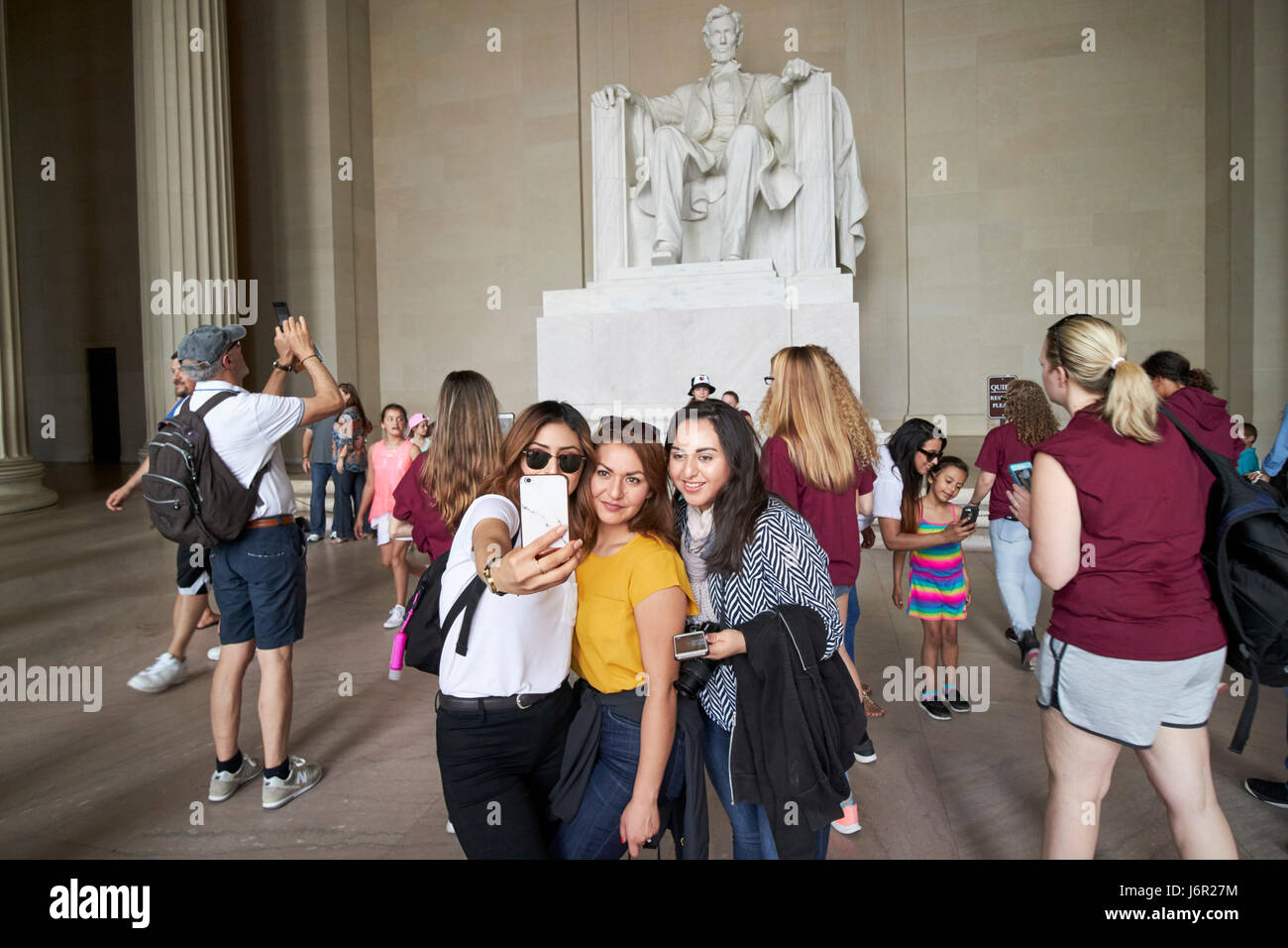 Touristen, die unter Selfies im Inneren des Lincoln Memorial Washington DC USA Stockfoto