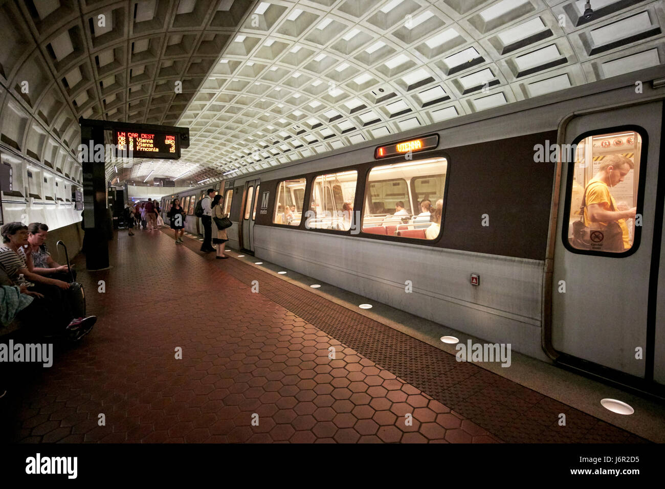 Zug am Bahnsteig bei Smithsonian Metro u-Bahn Zug System Washington DC USA Stockfoto