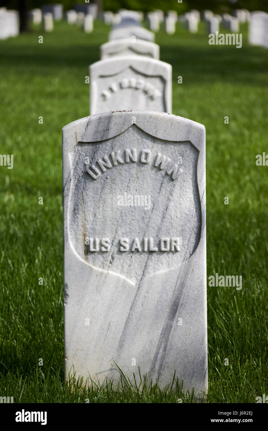 Reihen von weißen Grabsteinen einschließlich unbekannte Seeleute von der uss Maine am Arlington Friedhof Washington DC USA Stockfoto