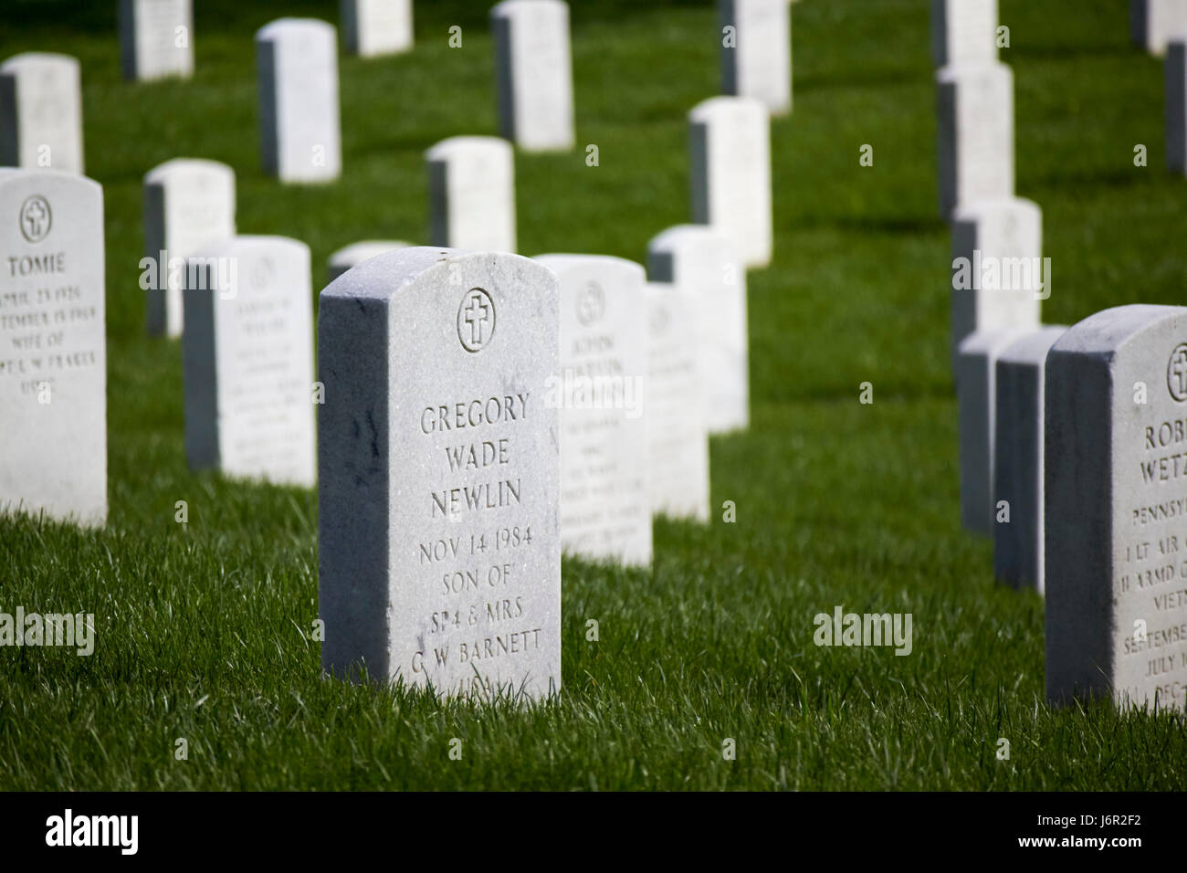 Reihen von weißen Grabsteinen auf dem Arlington Cemetery Washington DC USA Stockfoto