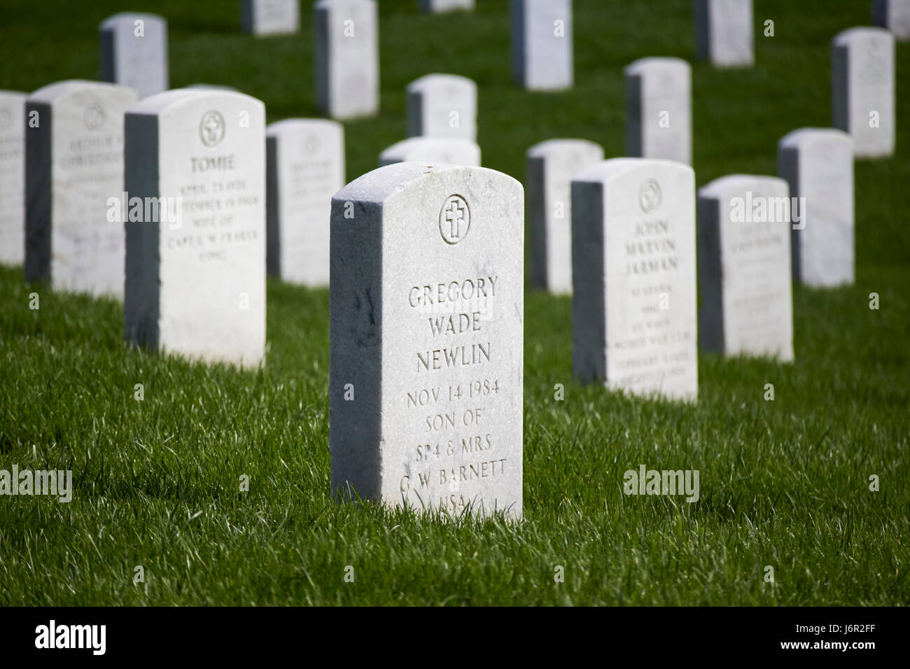 Reihen von weißen Grabsteinen auf dem Arlington Cemetery Washington DC USA Stockfoto