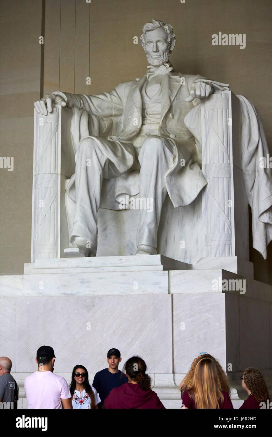 Touristen in dem Lincoln Memorial Washington DC USA Stockfoto