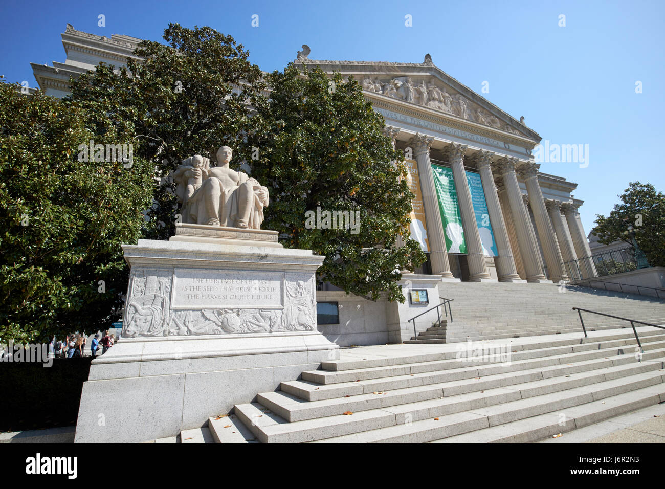 Erbe-Skulptur von James Earle Fraser außerhalb USA Archive erstellen Washington DC USA Stockfoto