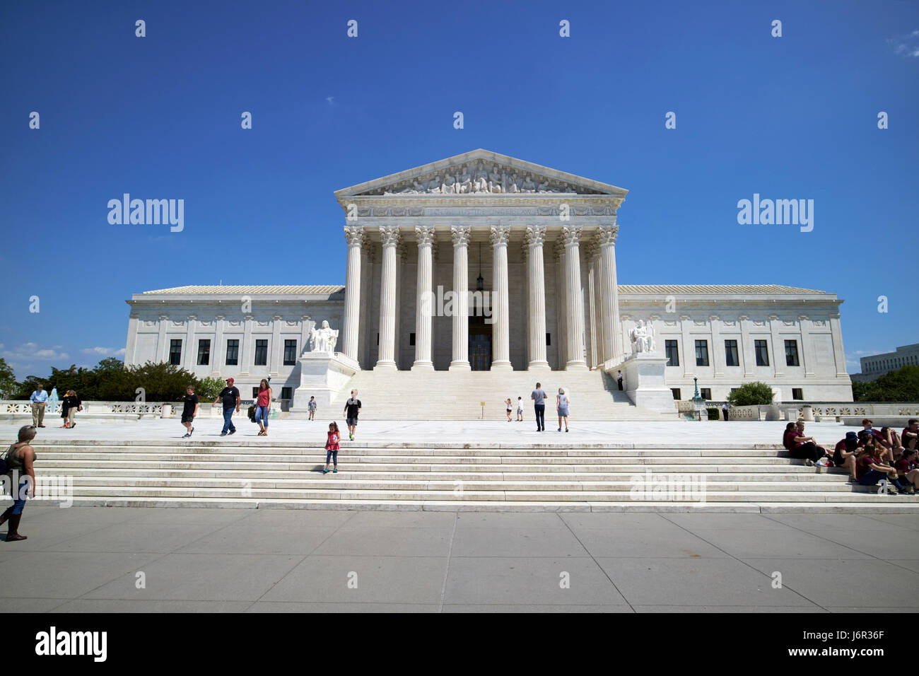 Touristen am United States Supreme Court Gebäude Washington DC USA Stockfoto