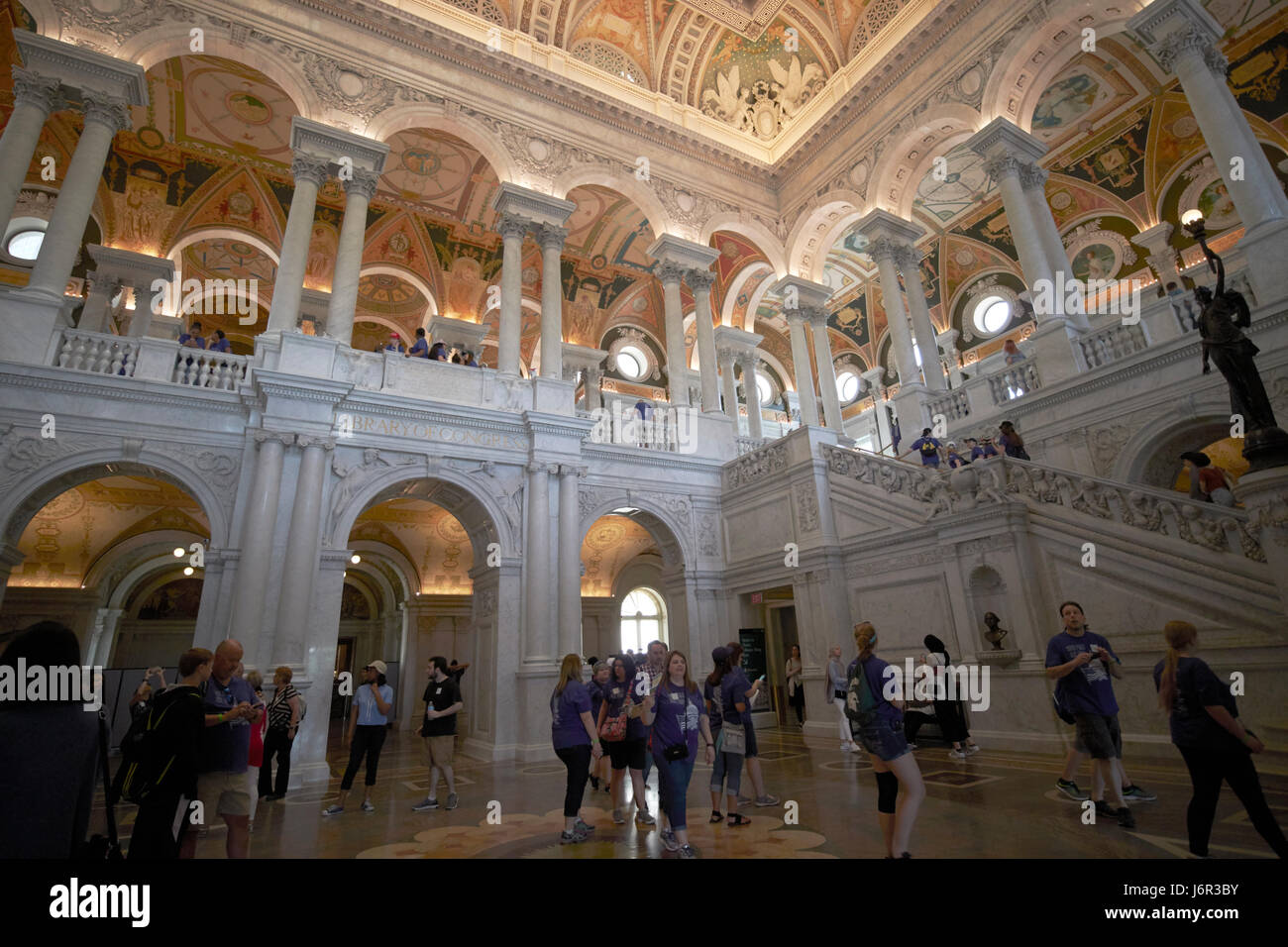 Touristen im großen Saal der Bibliothek des Kongresses Thomas Jefferson Hauptgebäude Washington DC USA Stockfoto