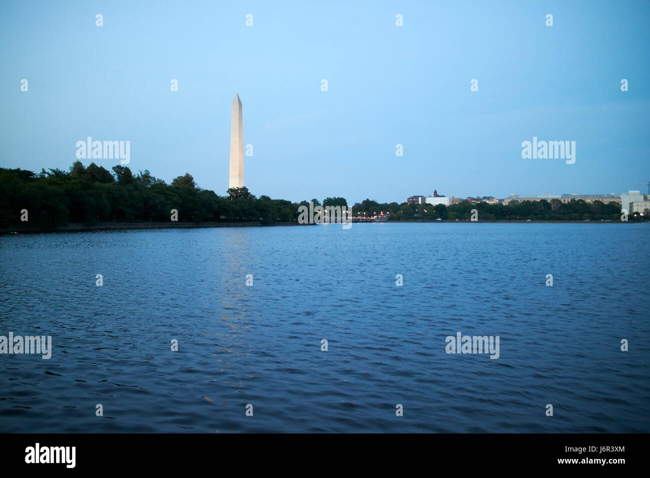 Das Washington Monument und Gezeitenbecken in der Abenddämmerung Washington DC USA Stockfoto