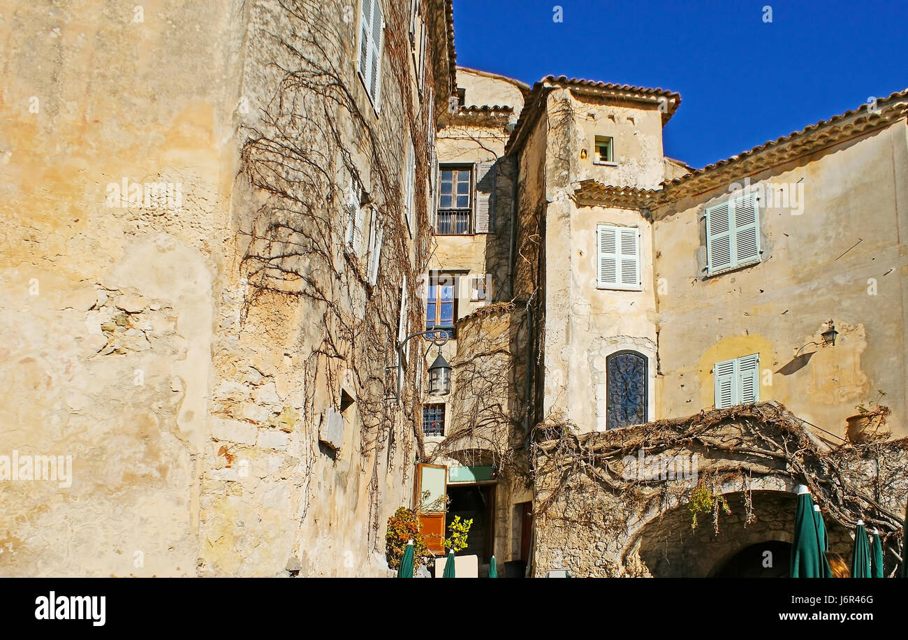 Die schäbige Häuser am Eingang in das mittelalterliche Dorf Eze bewahren ihren einzigartigen Charme, Frankreich. Stockfoto