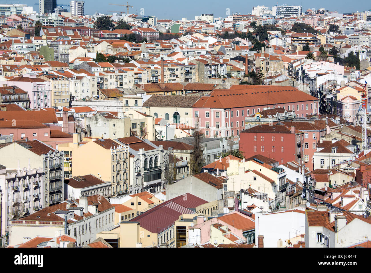 Lissabon ist hügelig, Küsten Hauptstadt Portugals. Von imposanten São Jorge Castle, umfasst die Ansicht der alten Stadt pastellfarbenen Gebäuden, Tejo Flussmündung und Hängebrücke Ponte 25 de Abril. Stockfoto