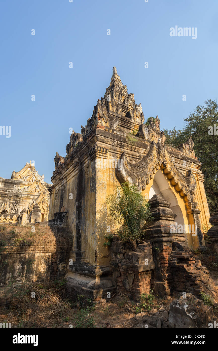 Reich verzierte Tor an der Maha Aungmye (Aung Mye) Bonzan Kloster (oder mich Nu Ok Kyaung oder mich Nu Ziegelstein Monastery) in Inwa in der Nähe von Mandalay in Myanmar (Burma). Stockfoto
