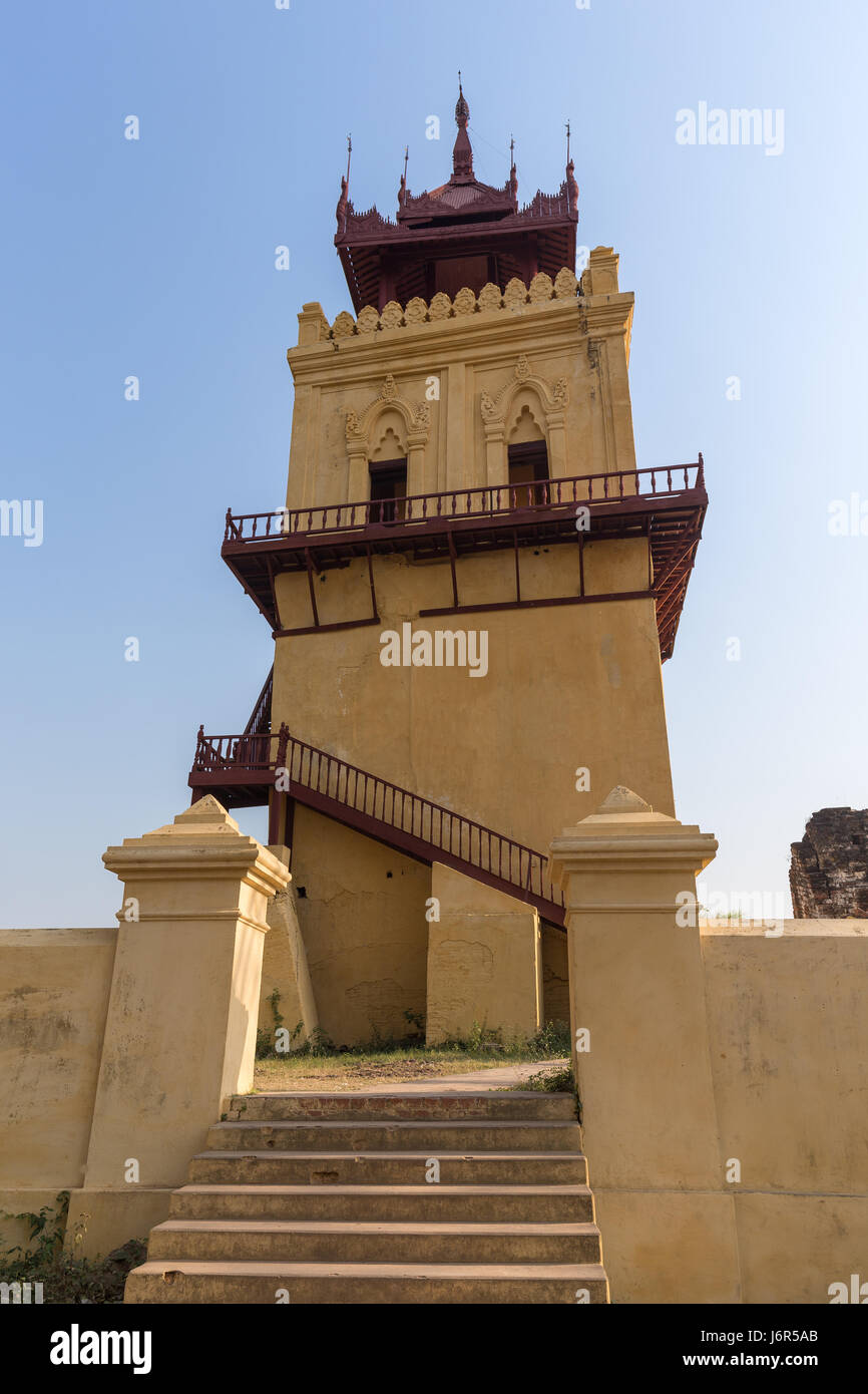 Der schiefe Nanmyin Wachturm in Inwa (Ava) in der Nähe von Mandalay in Myanmar (Burma). Stockfoto