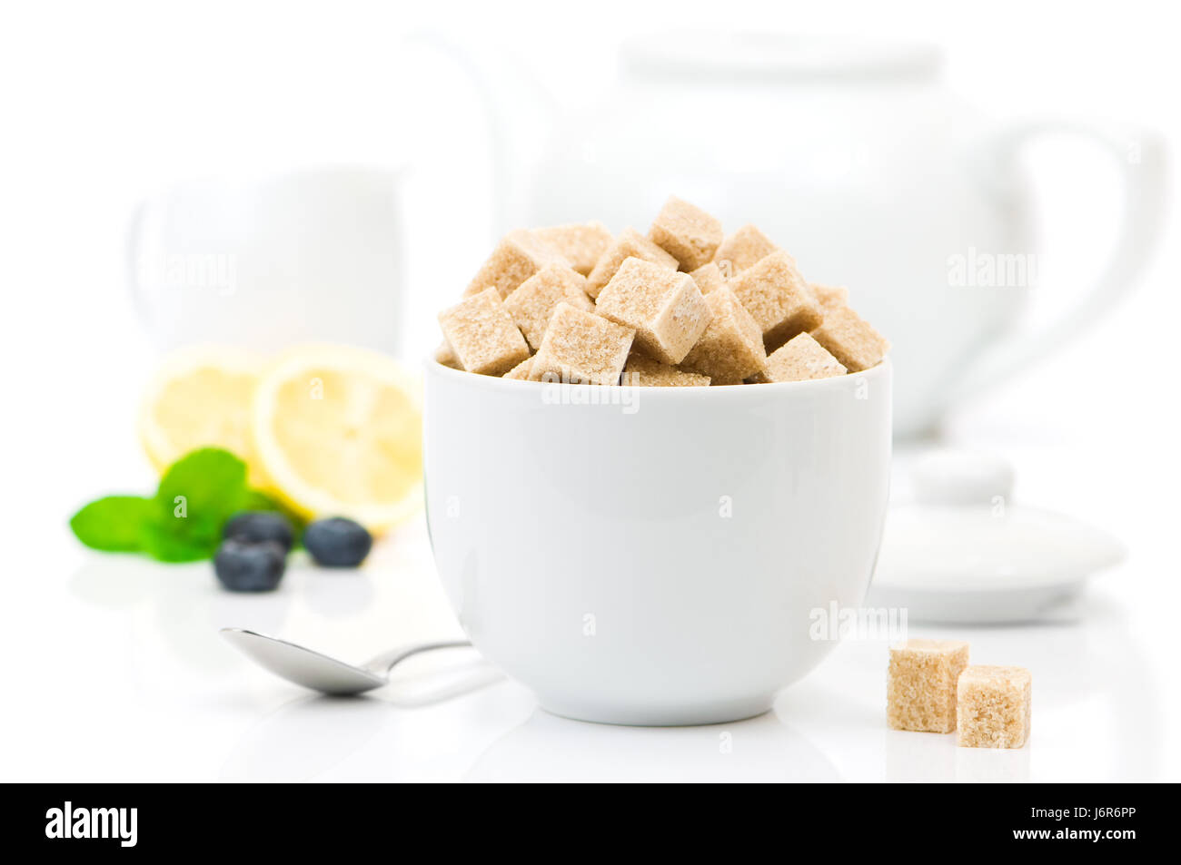 Tee Zitrone Zitrone Würfelzucker blau braun bräunlich Brünette Blätter Teezucker Stockfoto