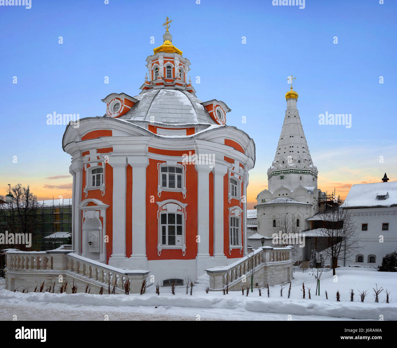Kirche der Smolensk Ikone der Mutter Gottes Hodegetria in der Heiligen Dreiheit Sergius Lawra im Winter. Sergijew Posad, Russland Stockfoto