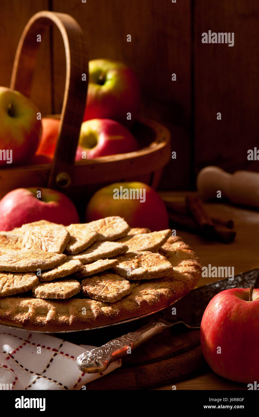 Kuchen Kuchen Board süße Ernte Korb Gebäck Apfelfrucht Metall Küche Stockfoto