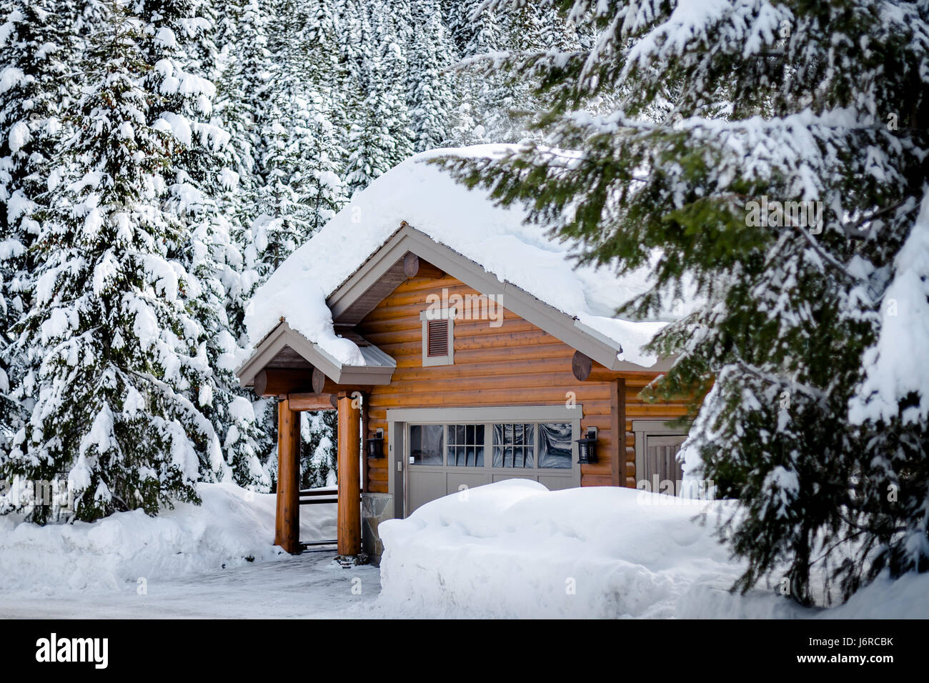 Kleine Kabine in einer verschneiten Wald gelegen. Stockfoto