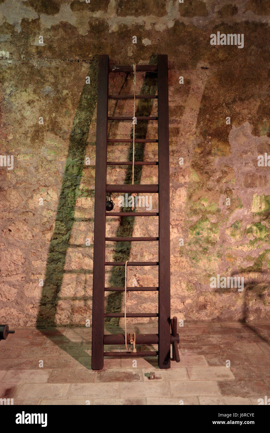 Ein 14. Jahrhundert Henker "Leiter" auf dem Display in das Verlies im Inneren der Burg von Eger, Eger, Ungarn. Stockfoto