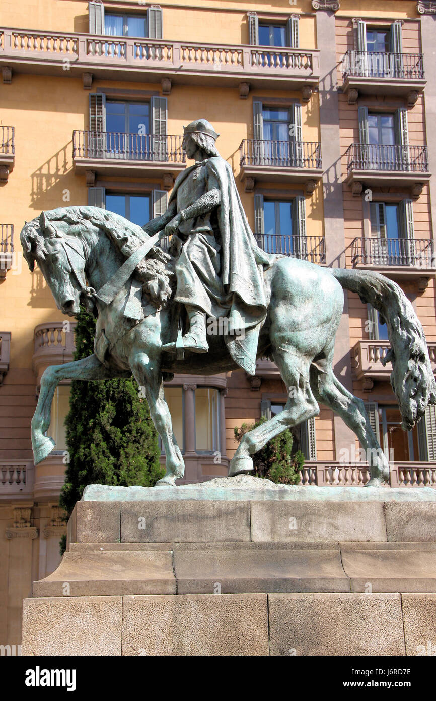 Denkmal-Statue Barcelona Hausbau Denkmal Pferd Statue Fenster Bullauge Stockfoto