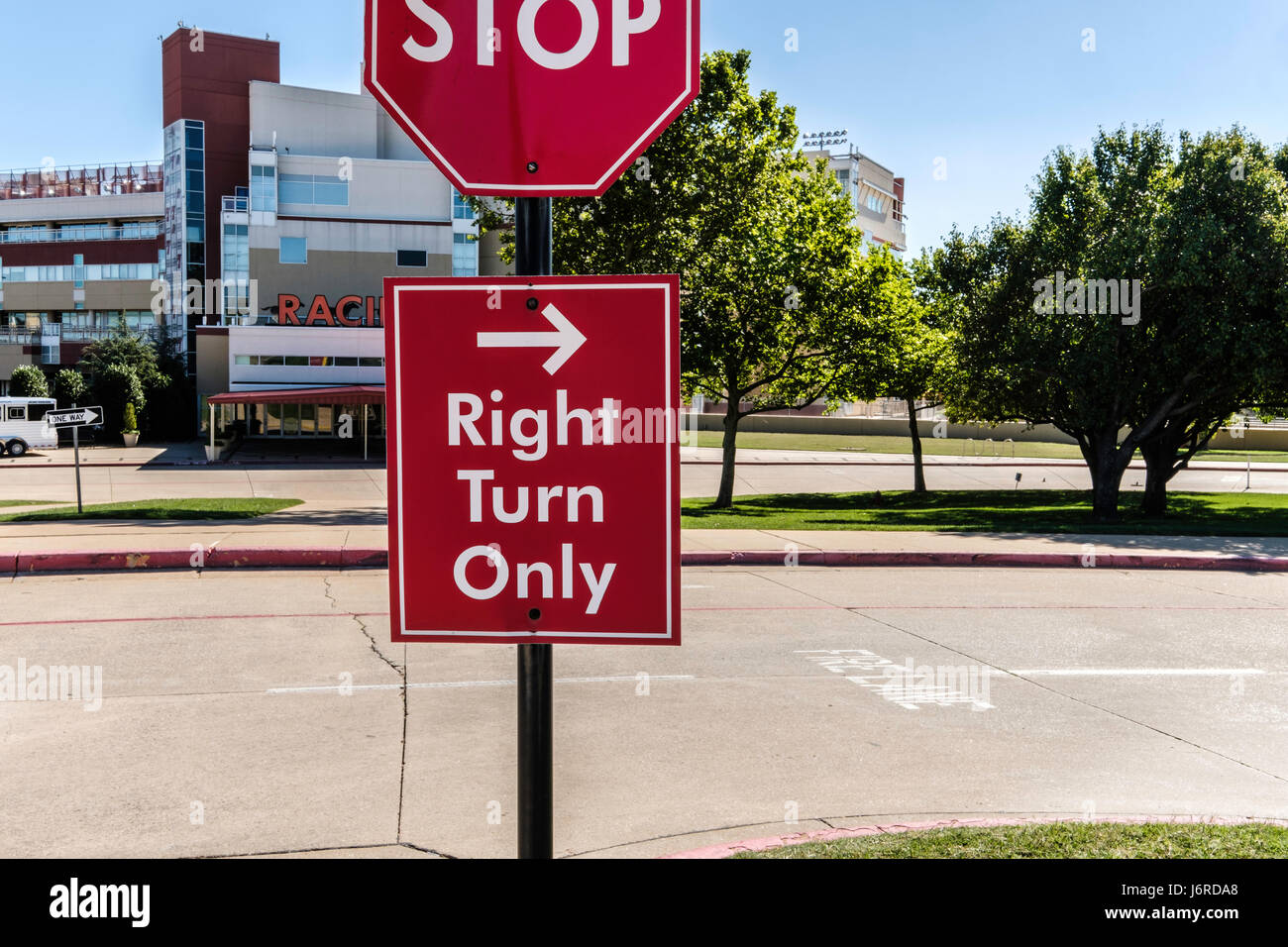 Ein Stop-Schild und rechts drehen nur unterzeichnen vor Remington Park, eine Pferderennbahn. Oklahoma City, Oklahoma, USA. Stockfoto