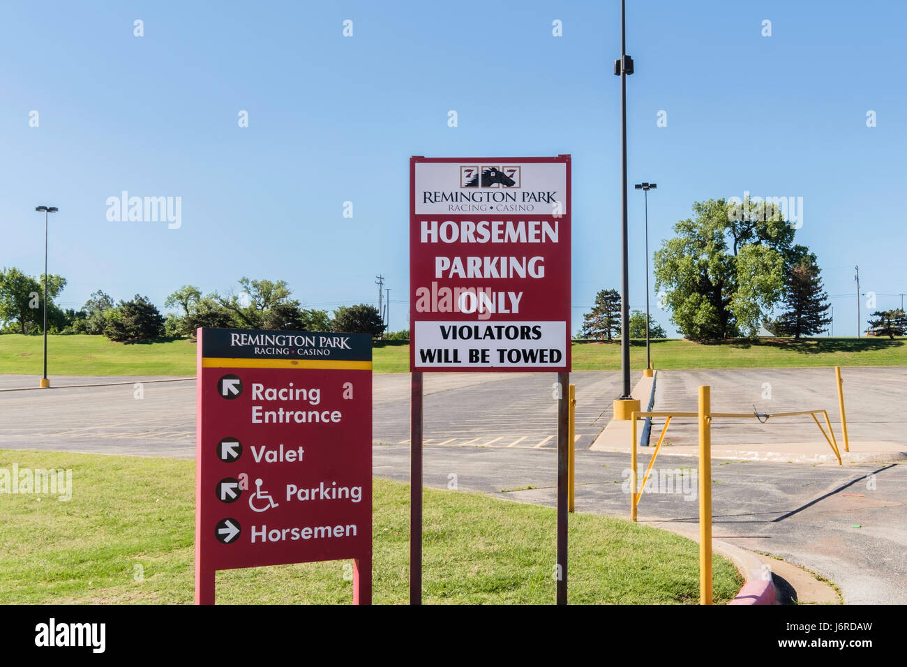 Remington Park, ein Pferderennen Anlage. Zeichen mit Parkplatz, Eingang, Reiter nur parken. Oklahoma City, Oklahoma, USA. Stockfoto