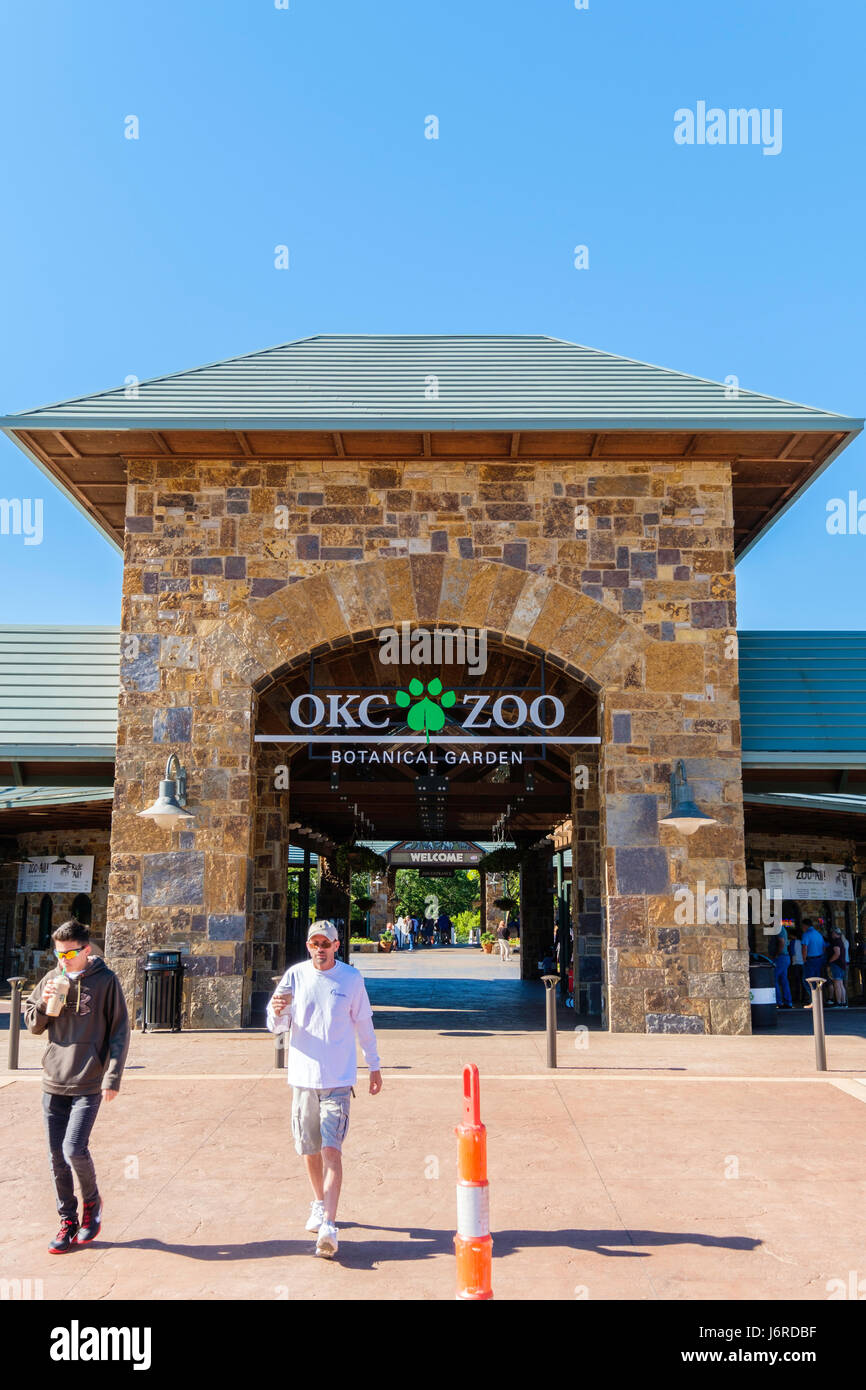 Die Menschen gehen von und nach Eingang des Oklahoma City Zoo an einem schönen kühlen Morgen. Oklahoma City, Oklahoma, USA. Stockfoto