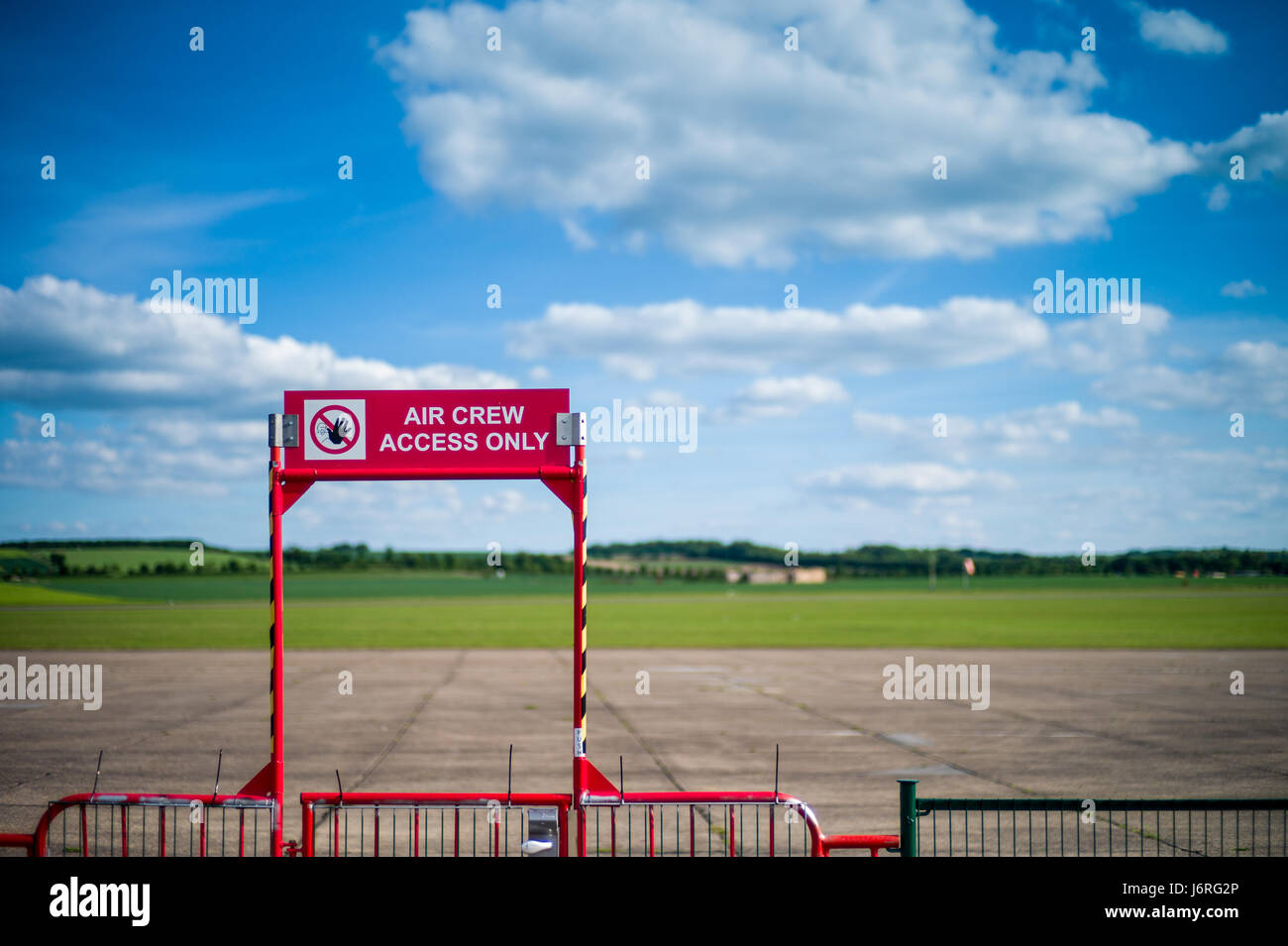 Zufahrtstor für Flugpersonal nur an einem kleinen Flugplatz in Cambridgeshire, Großbritannien Stockfoto