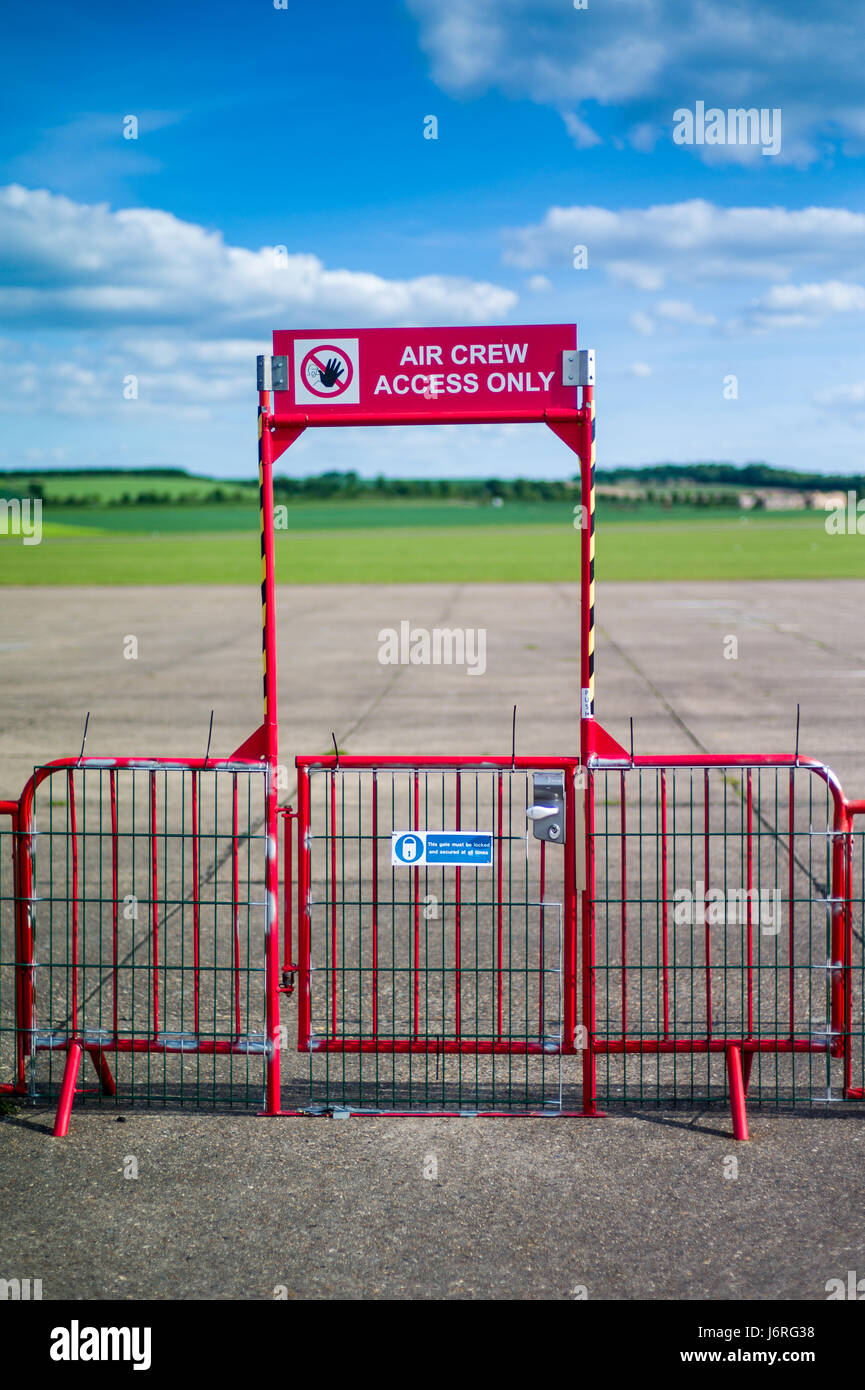 Zufahrtstor für Flugpersonal nur an einem kleinen Flugplatz in Cambridgeshire, Großbritannien Stockfoto