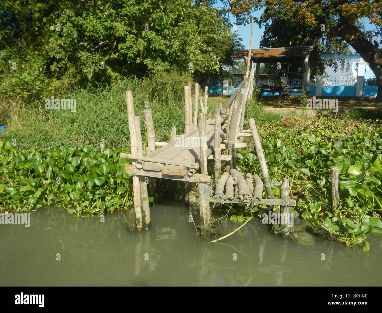 Dieses Bild zeigt die Flussviertel im Candelaria Delta, Macabebe, Pampanga. Es beleuchtet die landwirtschaftlich geprägten und wasserbasierten Landschaften der Region, mit Schwerpunkt auf dem Pampanga River. Stockfoto