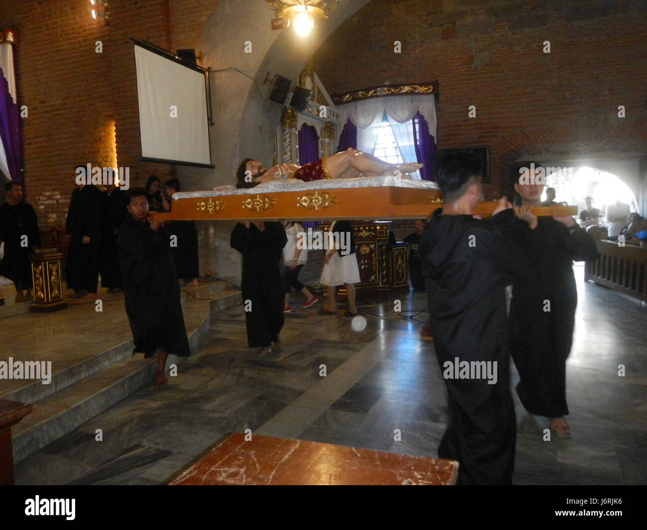 Dieser Titel bezieht sich auf ein spezielles religiöses Ereignis am Karfreitag 2017, bei dem die Verehrung des Kreuzes in der Kirche Santa Monica in Minalin, Pampanga, stattfand, in dem lokale religiöse Traditionen gezeigt wurden. Stockfoto